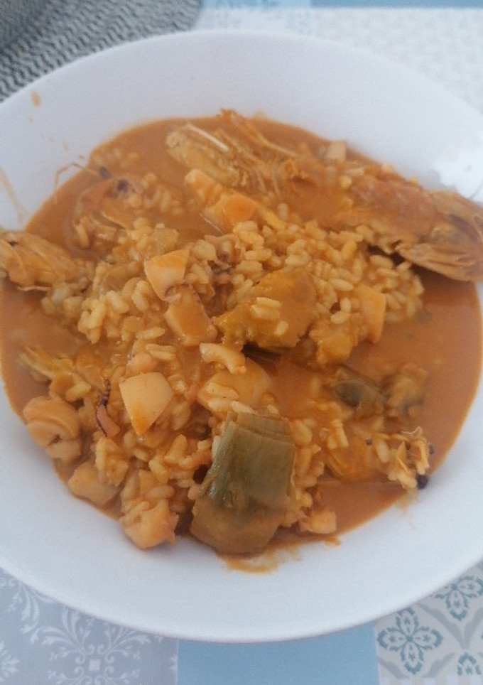 Una foto de Arroz caldoso de marisco con alcachofas