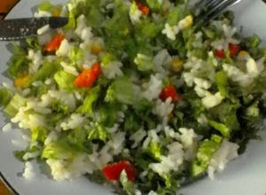 Una foto de Receta con arroz y con ensalada económica y fácil. 😁😍✨