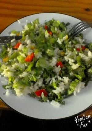 Una foto de Receta con arroz y con ensalada económica y fácil. 😁😍✨