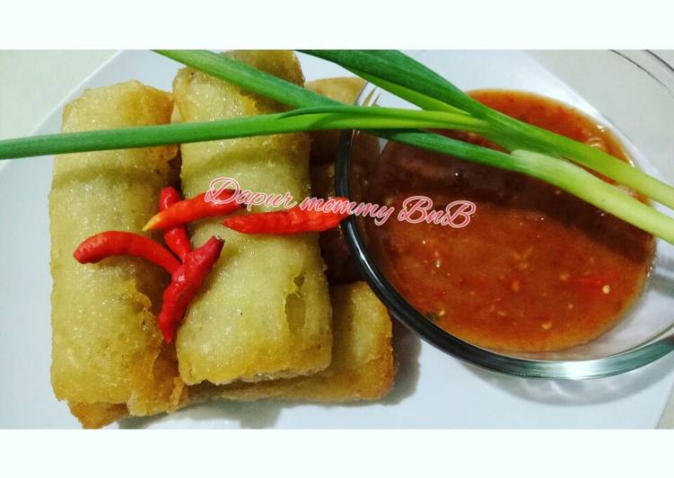 Lumpia isi mie dan daging cincang cocol saus taucho