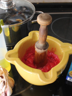 Una foto de All i oli rojo