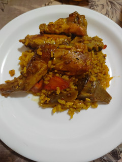 Una foto de Arroz con conejo, pollo y alcachofas