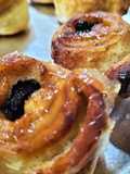 Caracolas hojaldradas de canela, pasas y miel en airfryer