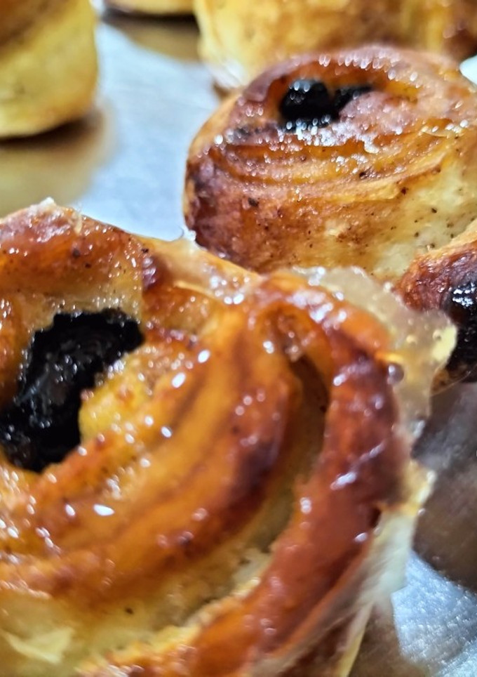 Una foto de Caracolas hojaldradas de canela, pasas y miel en airfryer