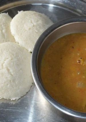 A picture of Idli sambhar.