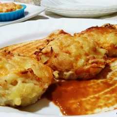 Una foto de Pasteles de patata rallada con salsa de tomate al chocolate