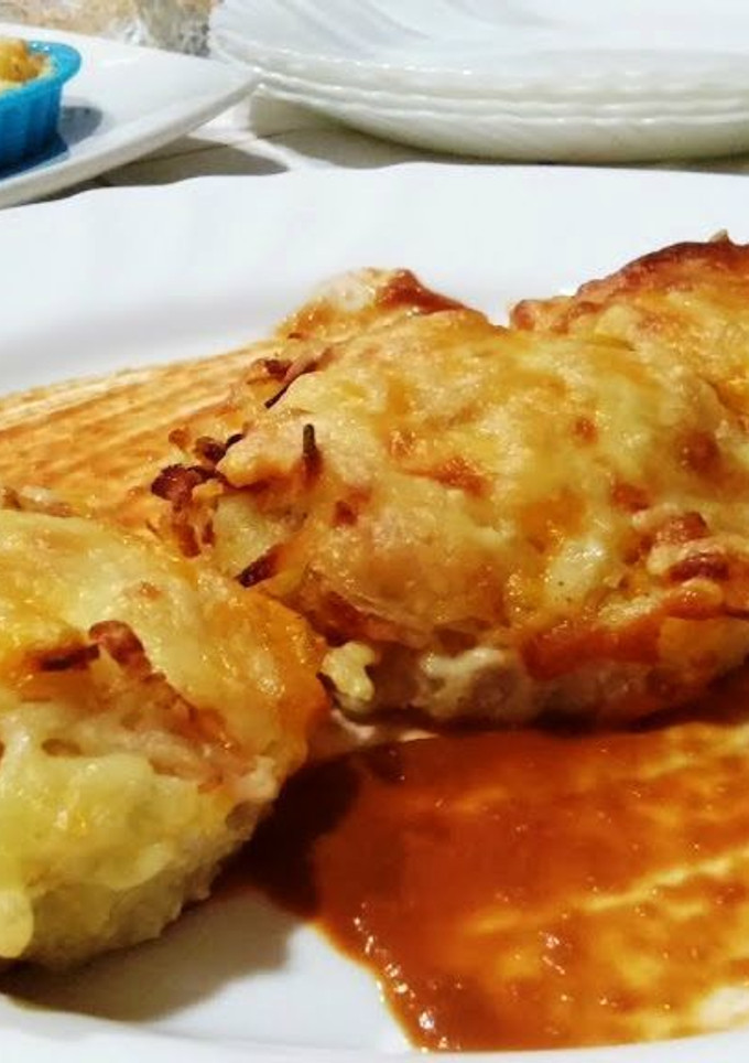 Una foto de Pasteles de patata rallada con salsa de tomate al chocolate
