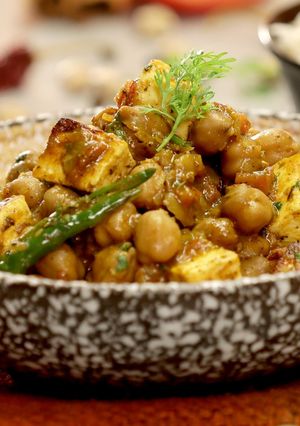 A picture of Low-Calorie Chole Paneer Masala.