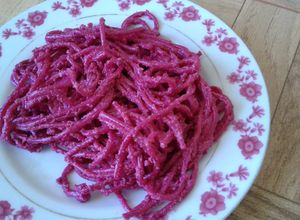 Una foto de Spaghetti al pesto de betarraga