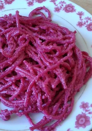 Una foto de Spaghetti al pesto de betarraga
