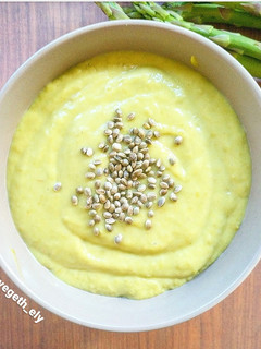 Una foto de Crema de espárragos y guisantes