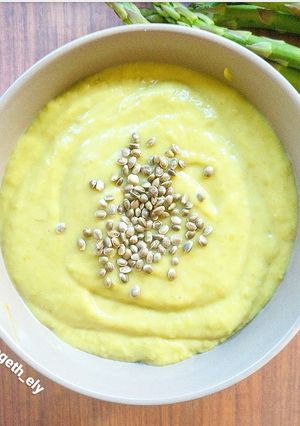 Una foto de Crema de espárragos y guisantes