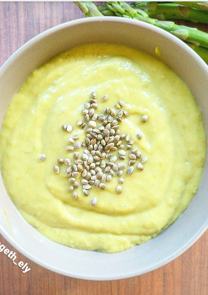 Una foto de Crema de espárragos y guisantes