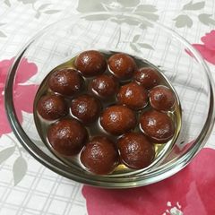 A picture of Gulab Jamun.