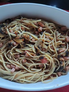 Una foto de Espaguetis prosciutto