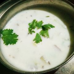 A picture of Cucumber and onion raita.
