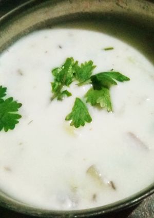 A picture of Cucumber and onion raita.