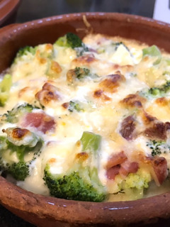 Una foto de Brócoli con “bechamel” gratinada