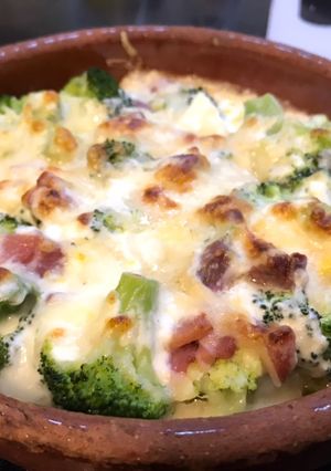 Una foto de Brócoli con “bechamel” gratinada