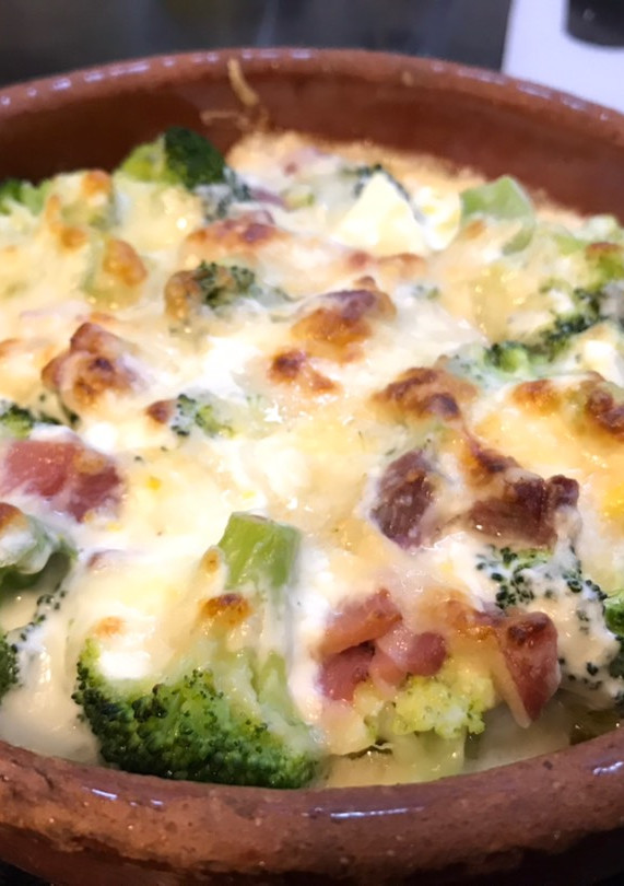 Una foto de Brócoli con “bechamel” gratinada