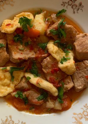 O poză a rețetei Papricaș de porc cu găluște de făină.