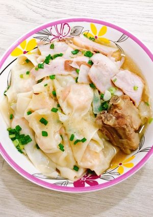รูปของ บะหมี่เกี๊ยวกุ้งหมูตุ๋นเบคอน 🥓