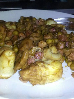 Una foto de Alcachojas con jamón, setas y guisantes