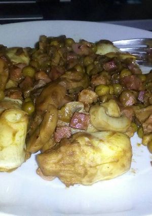 Una foto de Alcachojas con jamón, setas y guisantes