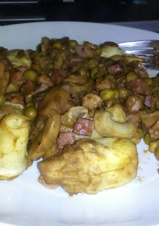 Una foto de Alcachojas con jamón, setas y guisantes