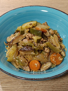 Una foto de Wok de pollo con verduras al cava con pimienta de Sichuan