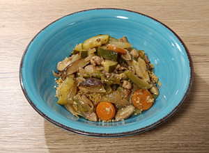 Una foto de Wok de pollo con verduras al cava con pimienta de Sichuan