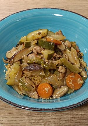 Una foto de Wok de pollo con verduras al cava con pimienta de Sichuan