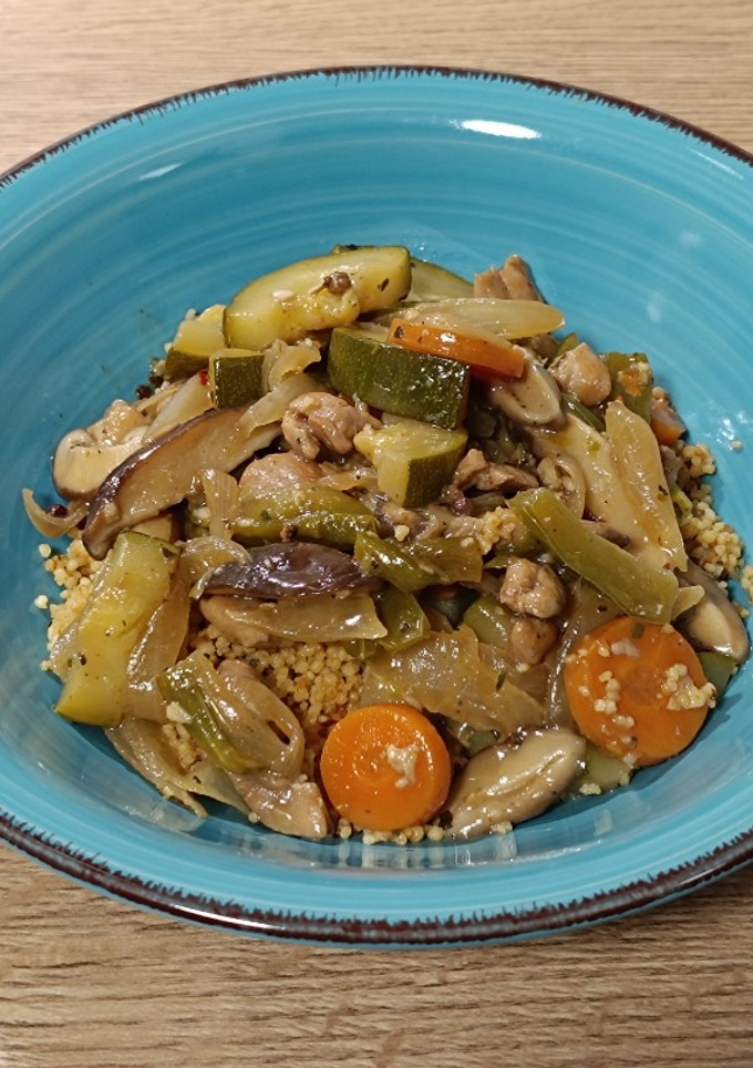 Una foto de Wok de pollo con verduras al cava con pimienta de Sichuan