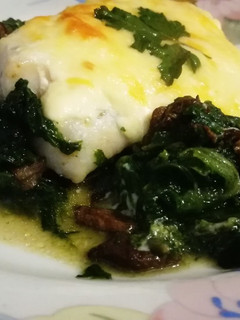 Una foto de Bacalao con espinacas y boletus