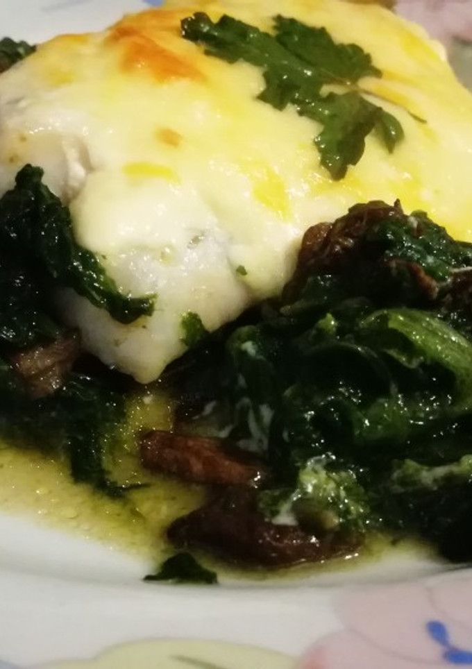 Una foto de Bacalao con espinacas y boletus