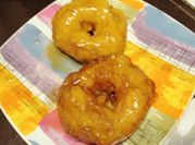 Una foto de picarones con chancaca