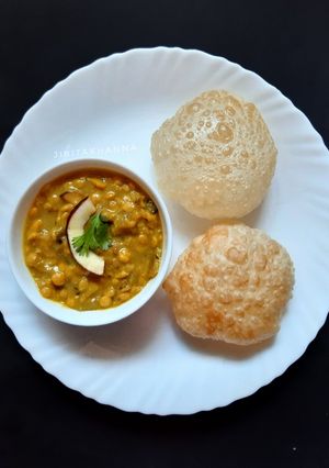 A picture of Louki aur Chane Dal ki Sabzi / Lau diye Cholar Dal.