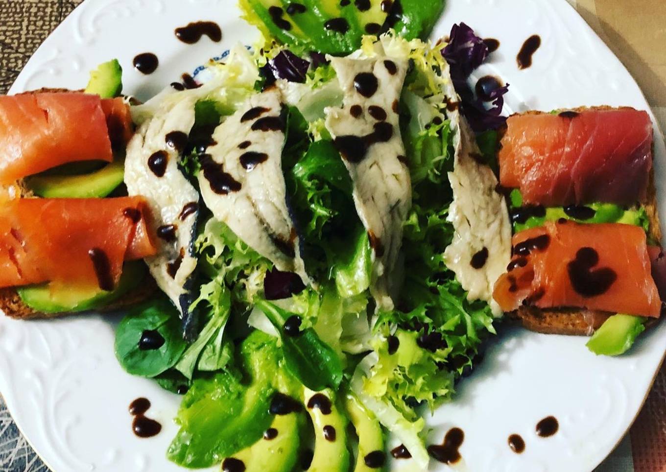 Ensalada de encurtidos y tostada de aguacate y salmón