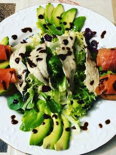 Una foto de Ensalada de encurtidos y tostada de aguacate y salmón