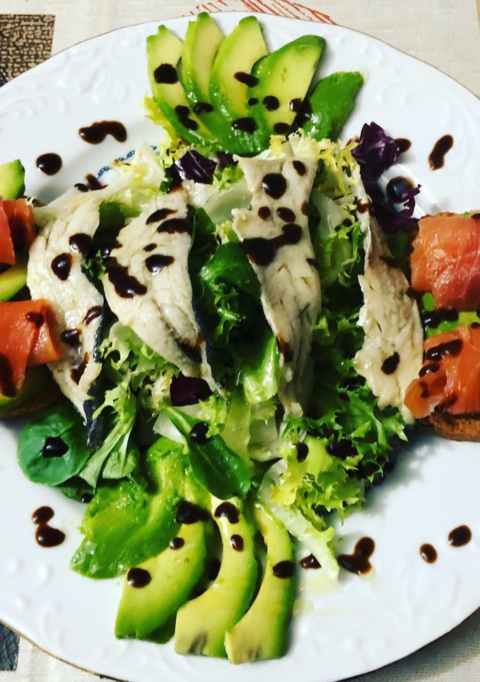 Una foto de Ensalada de encurtidos y tostada de aguacate y salmón