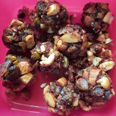 A picture of Khajur ke laddoo.