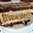Prăjitură cu blat de cacao, blat de nucă și cremă de vanilie
