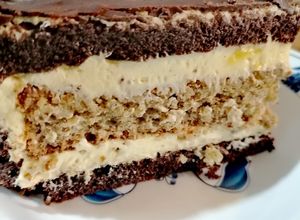 O poză a rețetei Prăjitură cu blat de cacao, blat de nucă și cremă de vanilie.