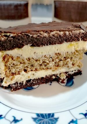 O poză a rețetei Prăjitură cu blat de cacao, blat de nucă și cremă de vanilie.