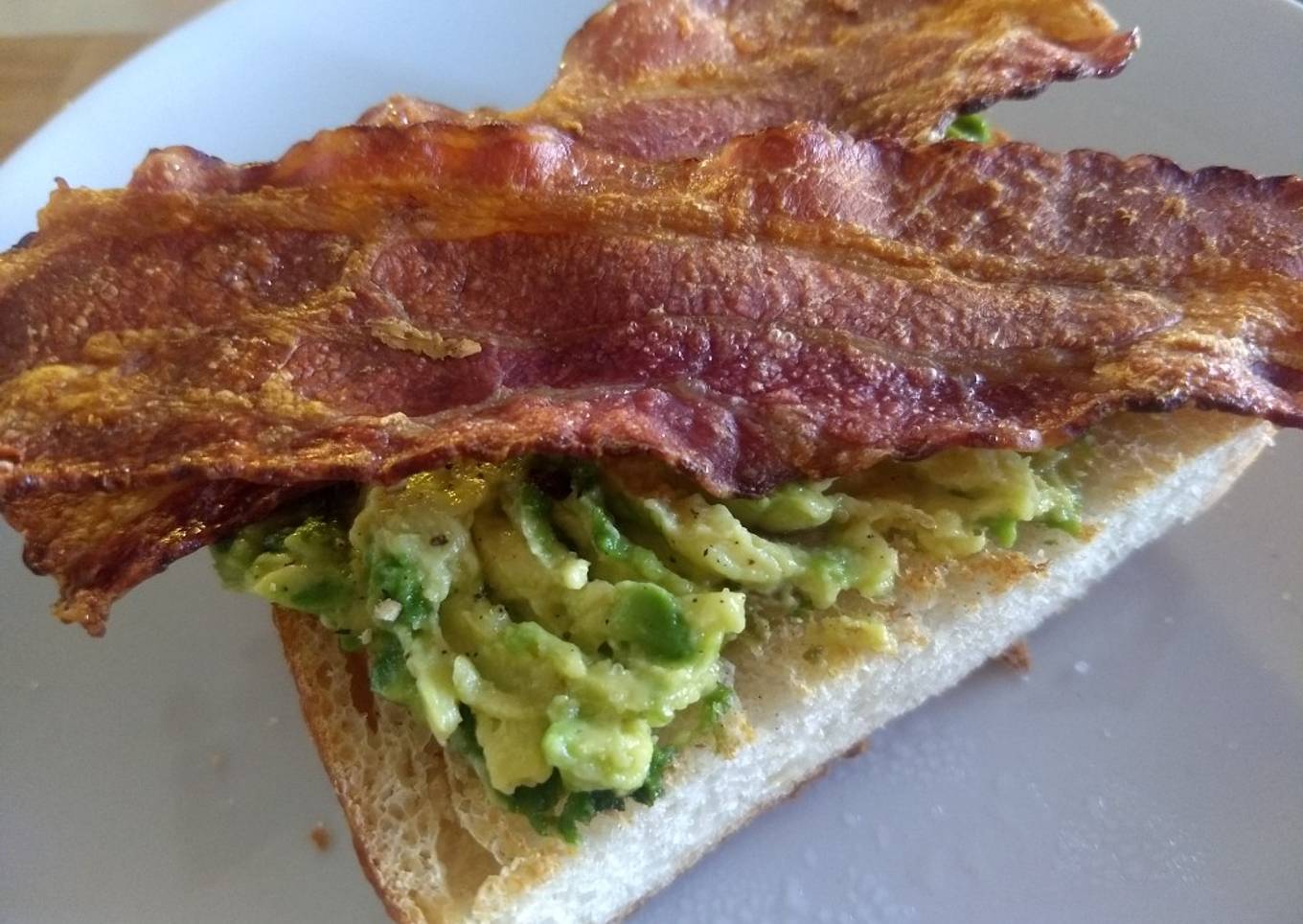 Pan tostado con aguacate y tocino crujiente
