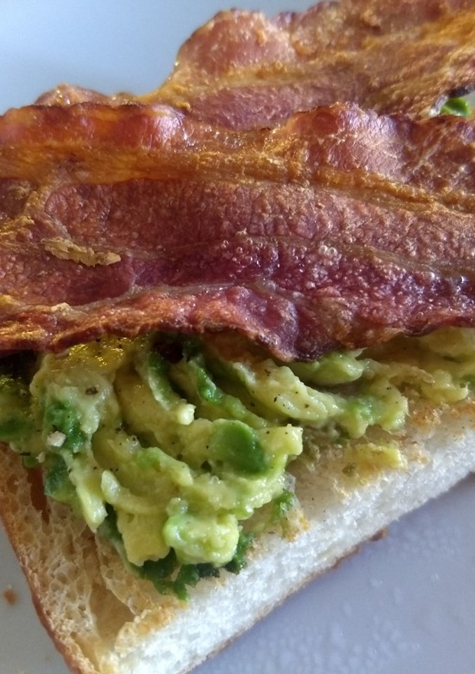 Una foto de Pan tostado con aguacate y tocino crujiente