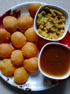 पानी पूरी (pani puri recipe in Hindi) रेसिपी मुख्य फोटो