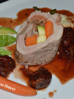 Una foto de Solomillo de cerdo relleno de verduritas con salsa de higos