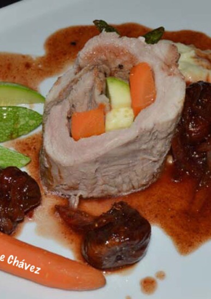 Una foto de Solomillo de cerdo relleno de verduritas con salsa de higos
