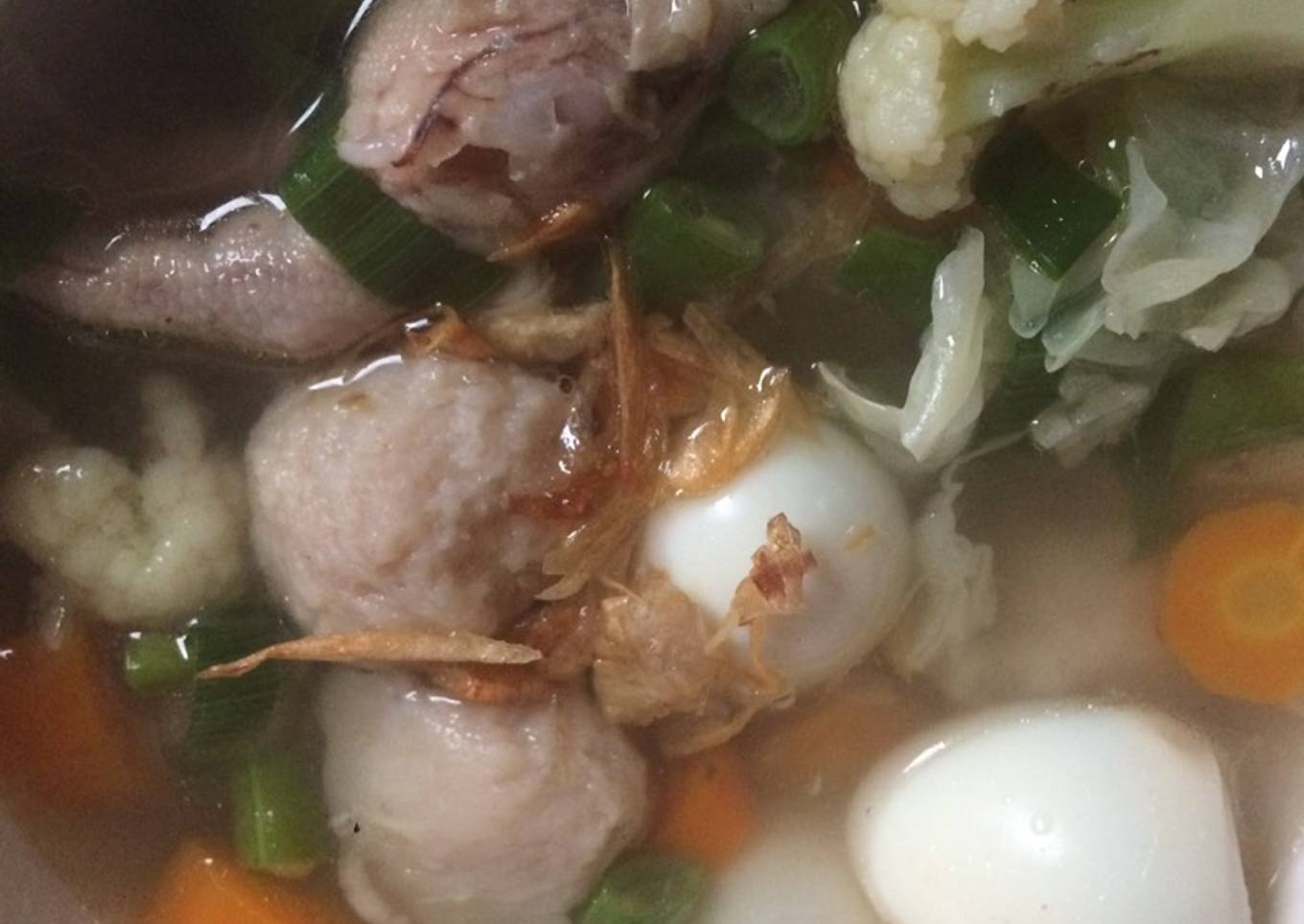 Sop ceker, telur puyuh dan baso